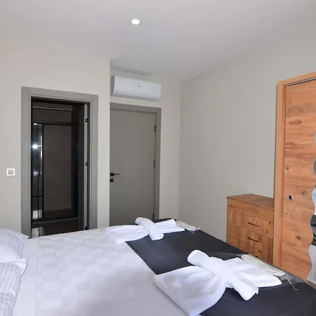 Mykonut Erna Apartmanhotel 4*