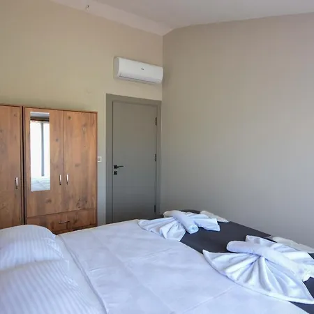 Mykonut Erna Apartmanhotel 4*